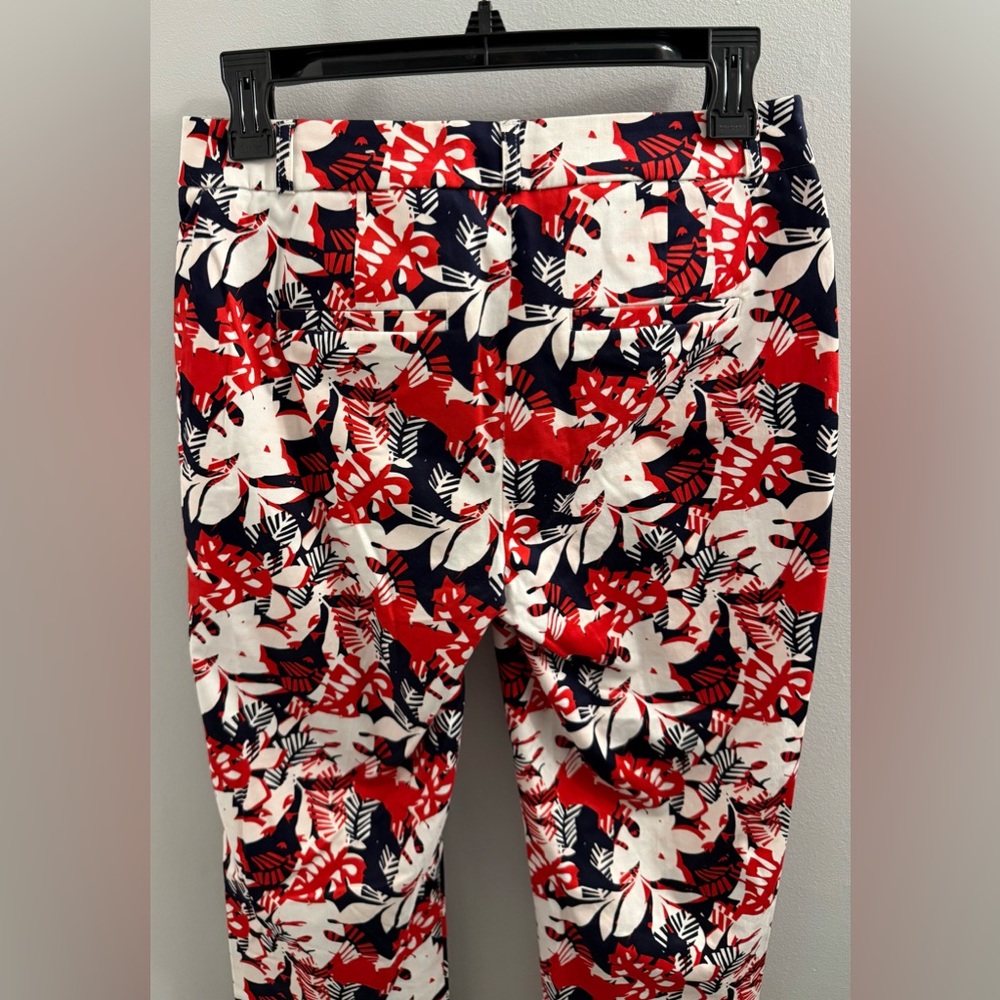 Reitmans | Vibrant Red and Navy Tropical Patterned Floral 7/8 Capri Pants - Picture 6 of 15